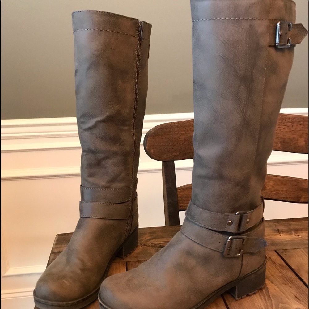 Women’s grey boots 👢